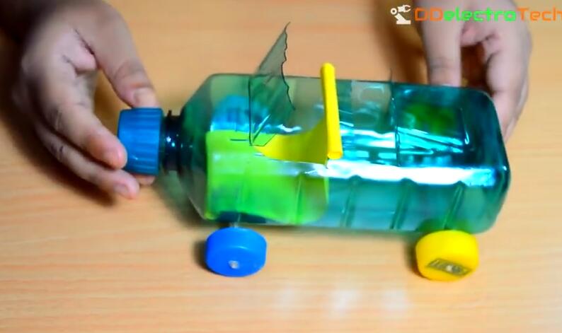 捡回来的废弃塑料瓶,他即刻改造出儿时的电动玩具车