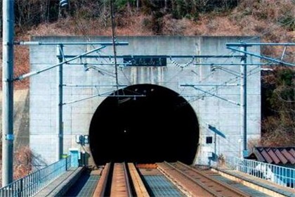 1882 年建成的圣哥达铁路隧道顶点与埃斯特费尔德之间的高度差达到近