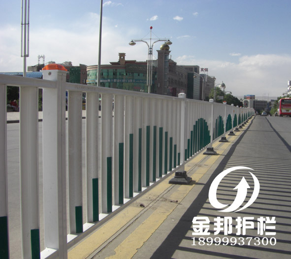 新疆城市道路护栏,乌鲁木齐道路隔离栏,新疆交通护栏,乌鲁木齐市政图片