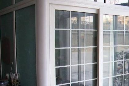 在市场中塑钢门窗占据了半壁江山,白色一直是塑钢门窗的主色调,但经过