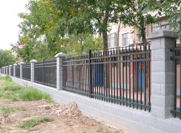 阳江锌钢围墙护栏多少钱,厂区组装栅栏埋地式柱子