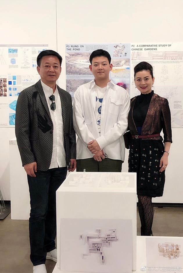 朱军妻子晒全家福贺新年 儿子身高猛窜赶超爸爸