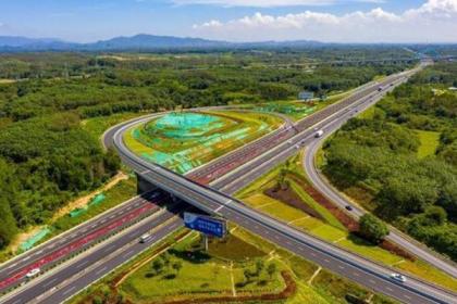 广东阳茂高速公路改扩建项目近半路面已具备通行条件