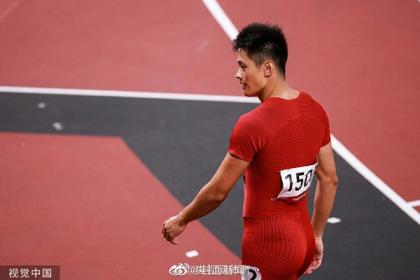 结束了男子200米预赛,中国选手谢震业跑出20秒34的个人成绩,总排名第