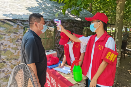 河南理工大学志愿者在疫线筑起防疫青春长城
