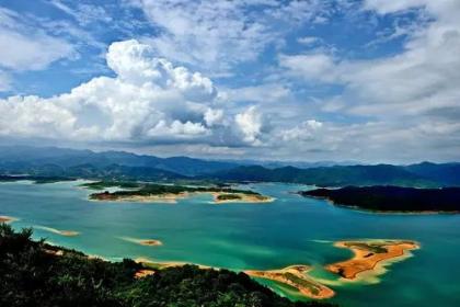 异峰拔地而起,仿佛一个巨大的天然盆景;广西看海,则要去拥有碧海银滩