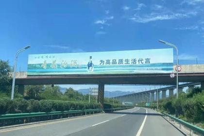 河南清理高速公路沿线违规广告设施