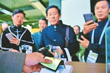 1206_维信诺:发布全球首款任意折叠柔性屏,终