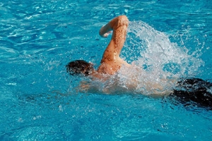 游泳最大的秘诀就是勇敢！你准备好学哪种泳姿了吗？四种泳姿的动作经常