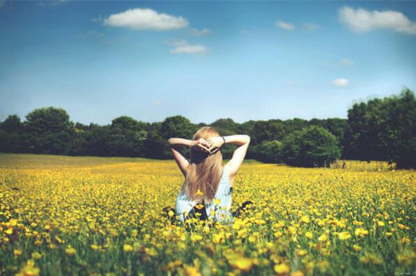 首先,在风景照中添加人物能够让你的照片感觉上是在讲述一个故事.