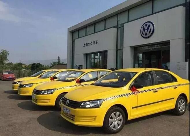 我们在路上看过的出租车品牌最多的是大众桑塔纳,其次是现代索纳塔