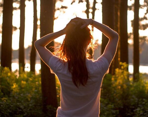 背影 拍出的是一种自然的意境