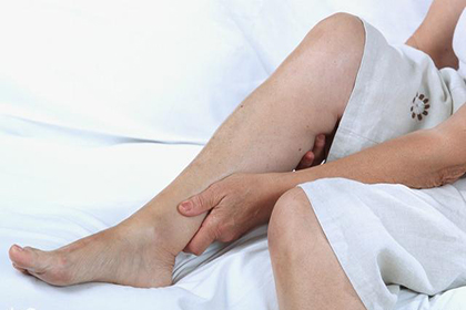 为什么晚上睡觉脚会突然抽筋?医生说原因在于这四点