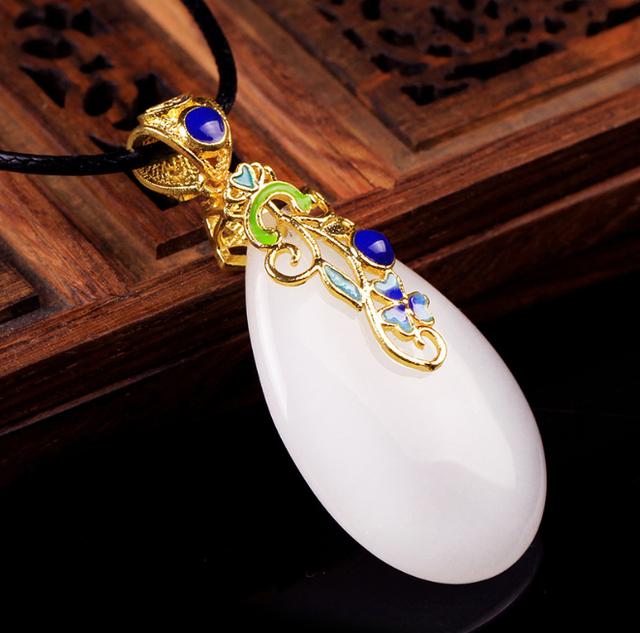 给女性长辈送礼物,就送高贵优雅气质的玉吊坠吧