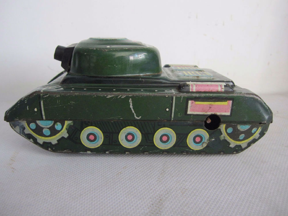 老式铁皮玩具,那个年代里我们玩的很开心