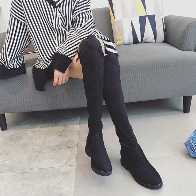 马丁靴早就不兴了,现在流行过膝长靴,瘦腿显高时髦