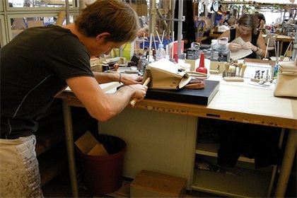 0312_全球产业链底层的中国皮革_皮匠精神_凉山百业网