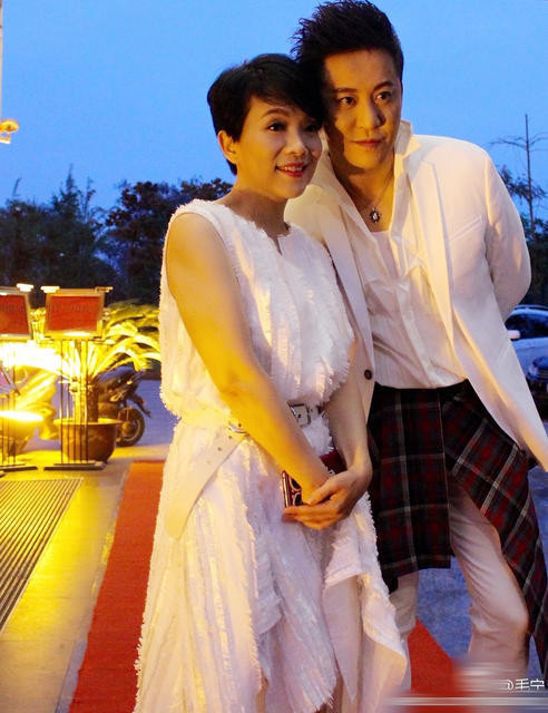 毛宁获释后重获新生笑容依旧