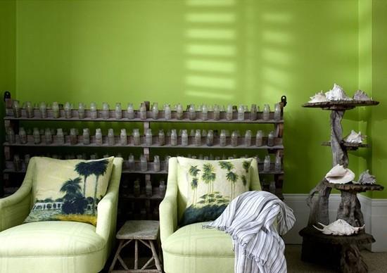 绿色窗帘,优雅的象牙白沙发,古典的木质餐桌和地板,不同风格颜色相互