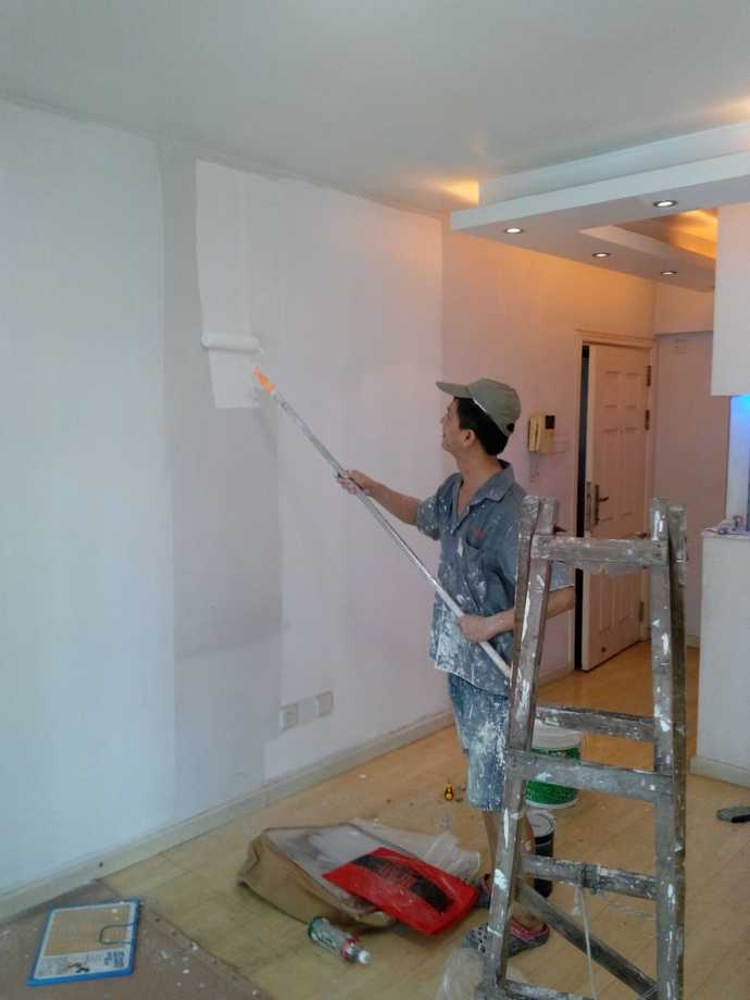 家里先铺地板还是先刷墙?