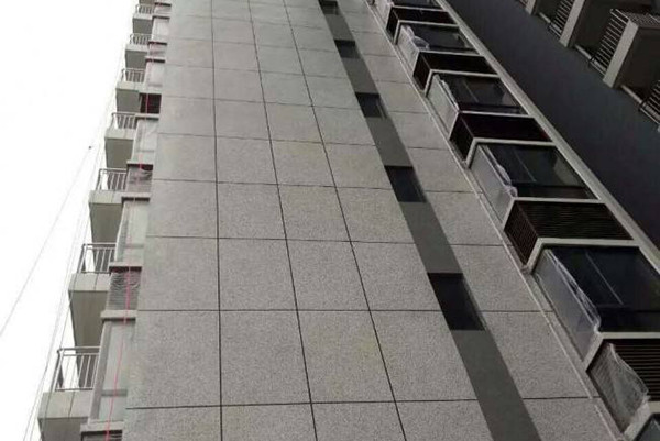 外墙面涂料颜色一致,施工需注意流坠,窗台门框线条整齐,外墙阳角方正