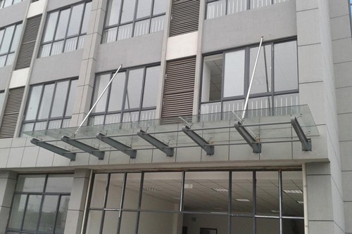 首页 详细页面                    价 格:面议 玻璃雨棚,是以钢结构