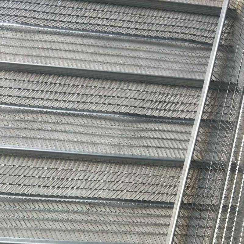 5,便于穿筋和持续绑扎钢筋由免拆模板网的多孔性用布满的特种网格