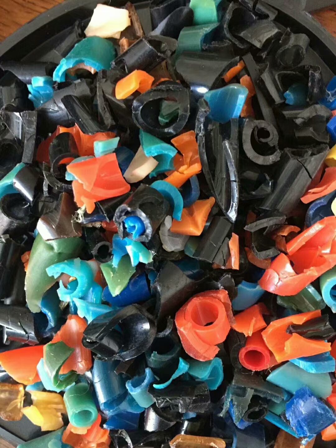 诚心专业回收亚克力厂家,塑胶边角料回收