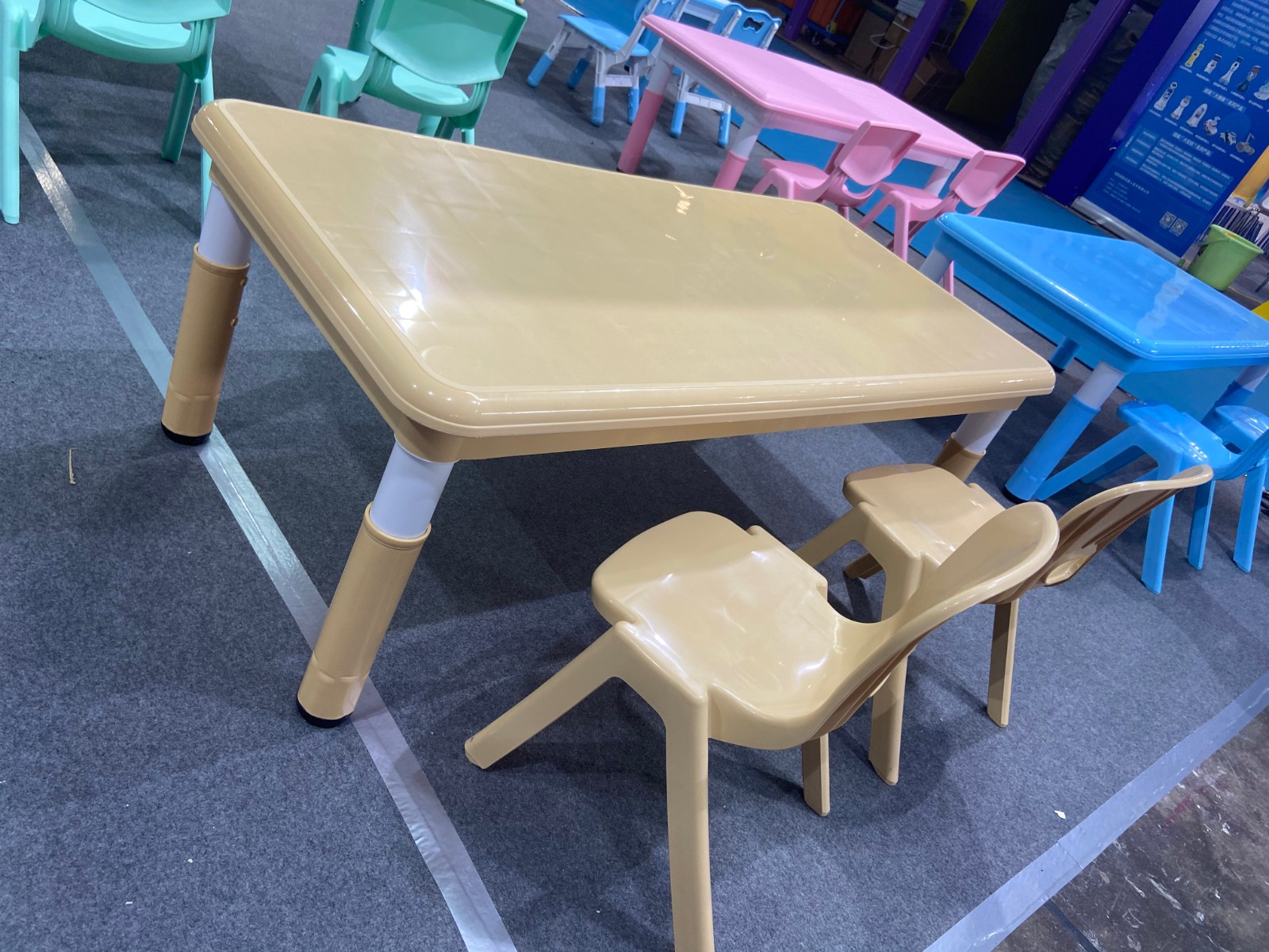 石家庄幼儿园辅助用品，工程塑料桌子椅子，豪华儿童塑料桌椅