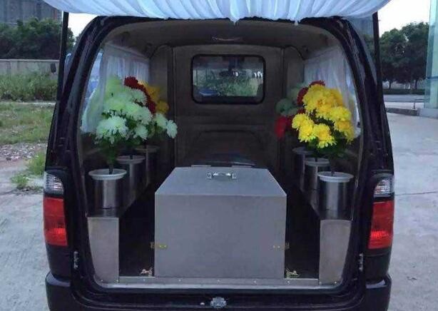 惠州找殡葬车送遗体骨灰盒返乡，24小时免费送车