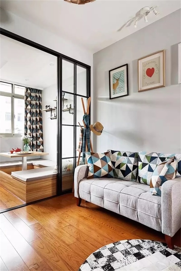 起到很好的装饰作用,谷仓门外观简洁大方,比常见的推拉门更节省空间