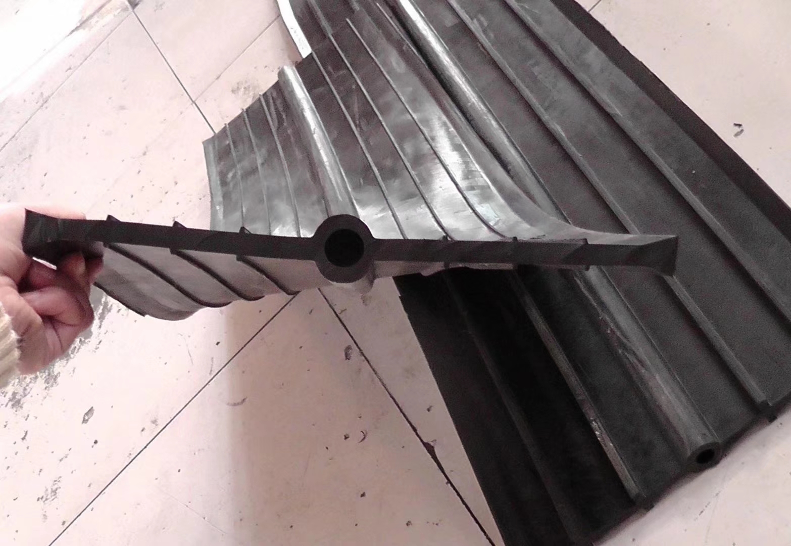 我公司生产的橡胶止水带,中埋式橡胶止水带,背贴式橡胶止水带,镀锌