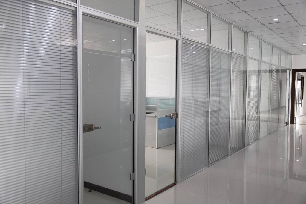 超白玻璃在办公室玻璃隔断运用中的优势