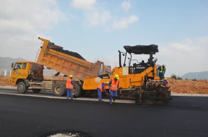 深圳光明沥青路面修补选凡博沥青摊铺大队