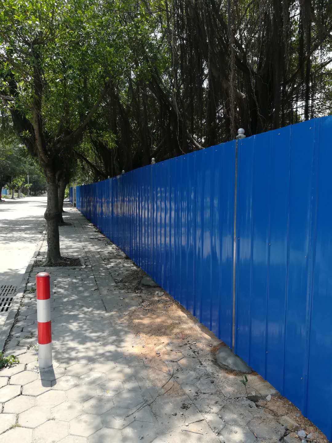 彩钢围挡采用彩钢板压纹制成,具有优越的耐候性能,可以抗御各种恶劣