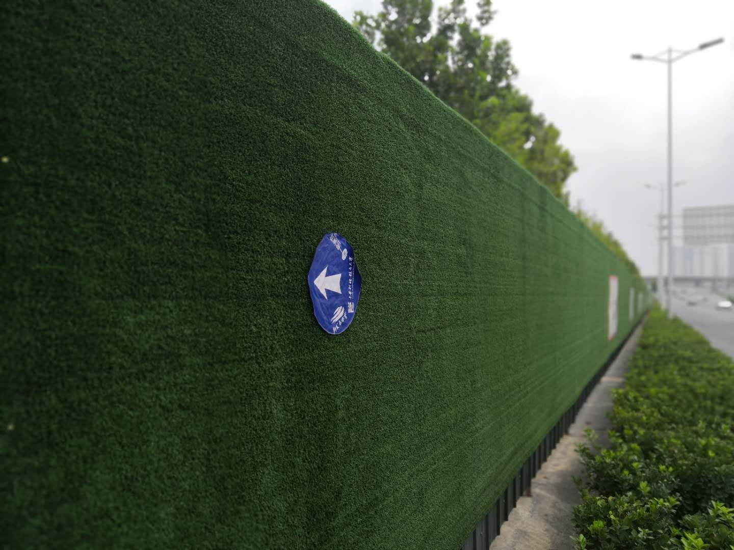 工程围挡人造草坪施工指南:立体墙面上人造草坪装饰,首先工具一定要