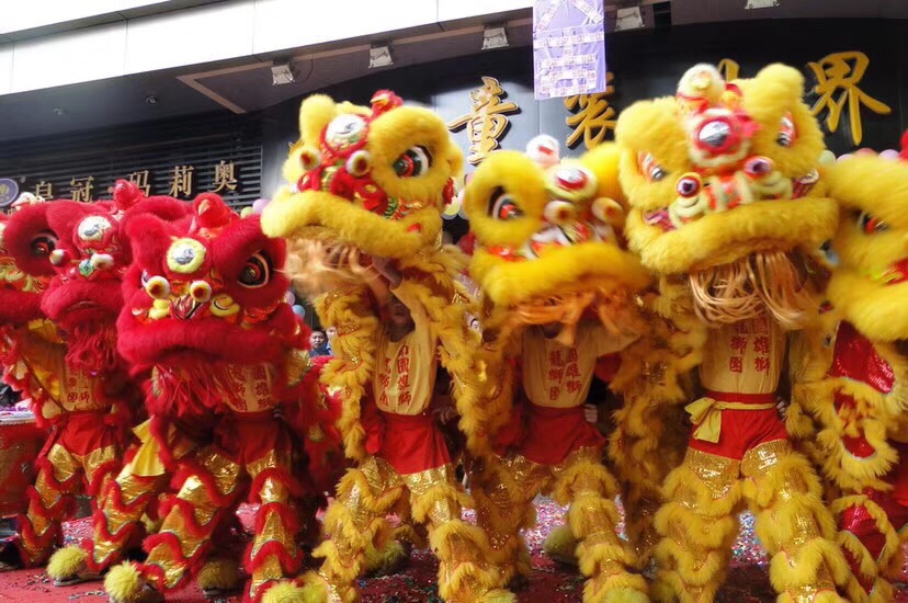 品牌加盟店舞狮热场吸引人气表演