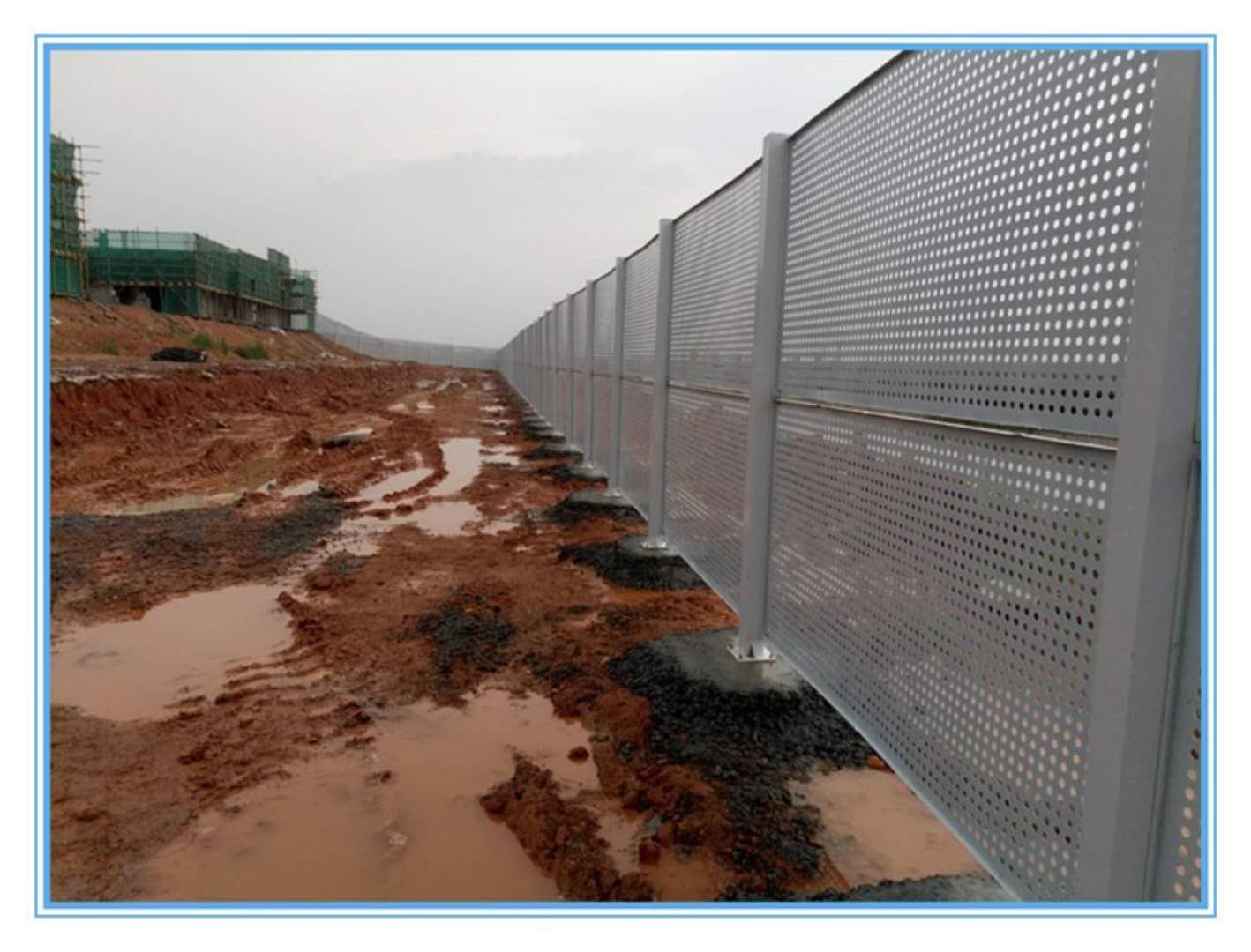 施工要求:围板柱顶设置造型,每隔一根立柱须在柱顶安装圆型节能灯具