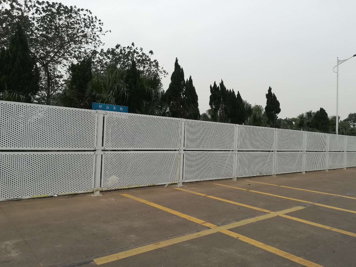 广东珠海25米高穿孔防风镀锌冲孔板围挡质量保证