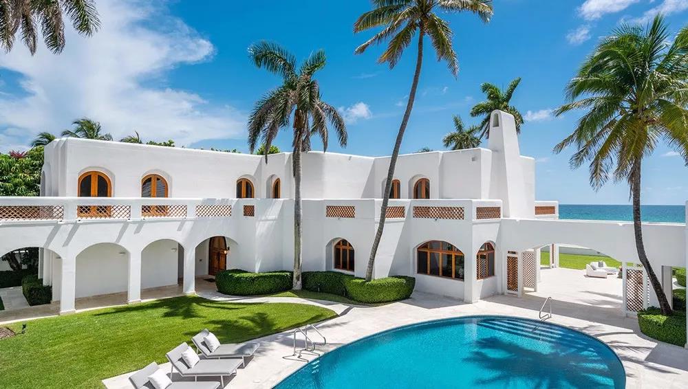 小半岛边缘,为了限度与自然融入,别墅在设计上采用了传统的小矮房形式