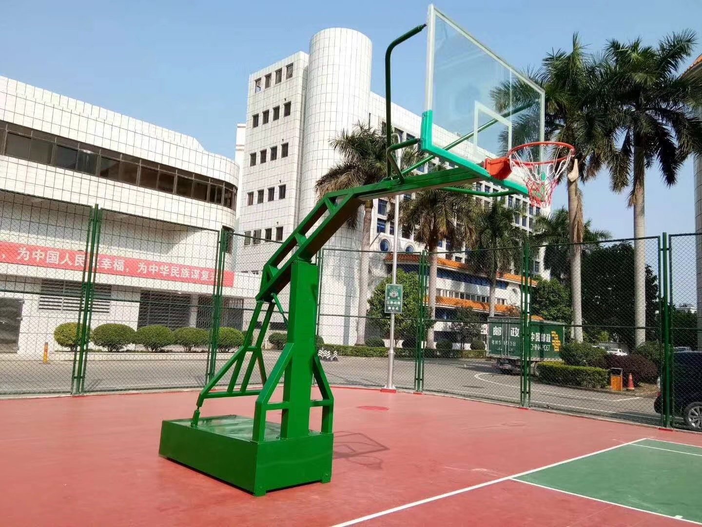 户外运动场篮球场架安装标准仿液压平箱篮球架价格