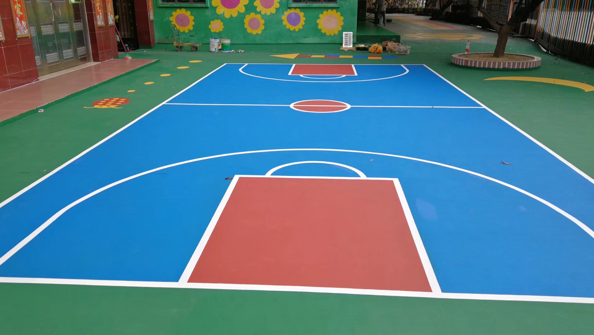 篮球场丙烯酸地坪翻新,运动场硬地丙烯酸羽毛球场施工