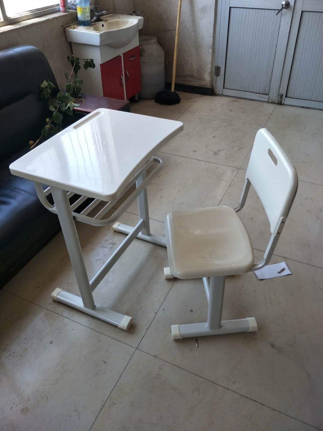 武汉小学生桌椅销售，欢迎来电与我们联系