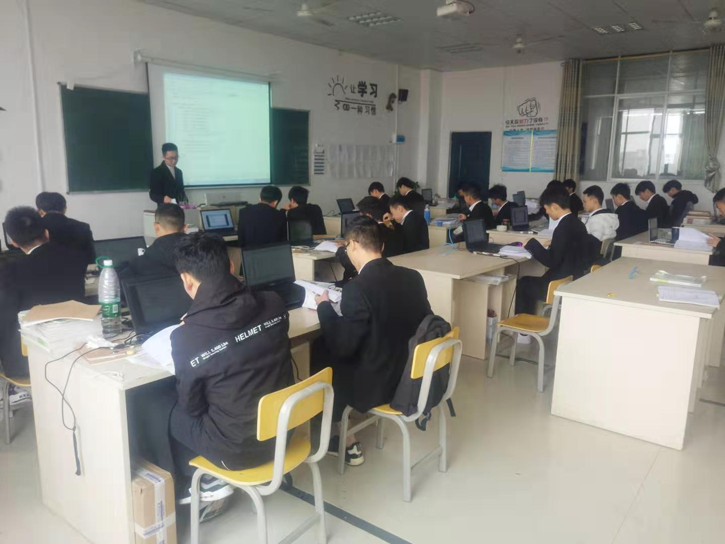 北大青鸟学生图片