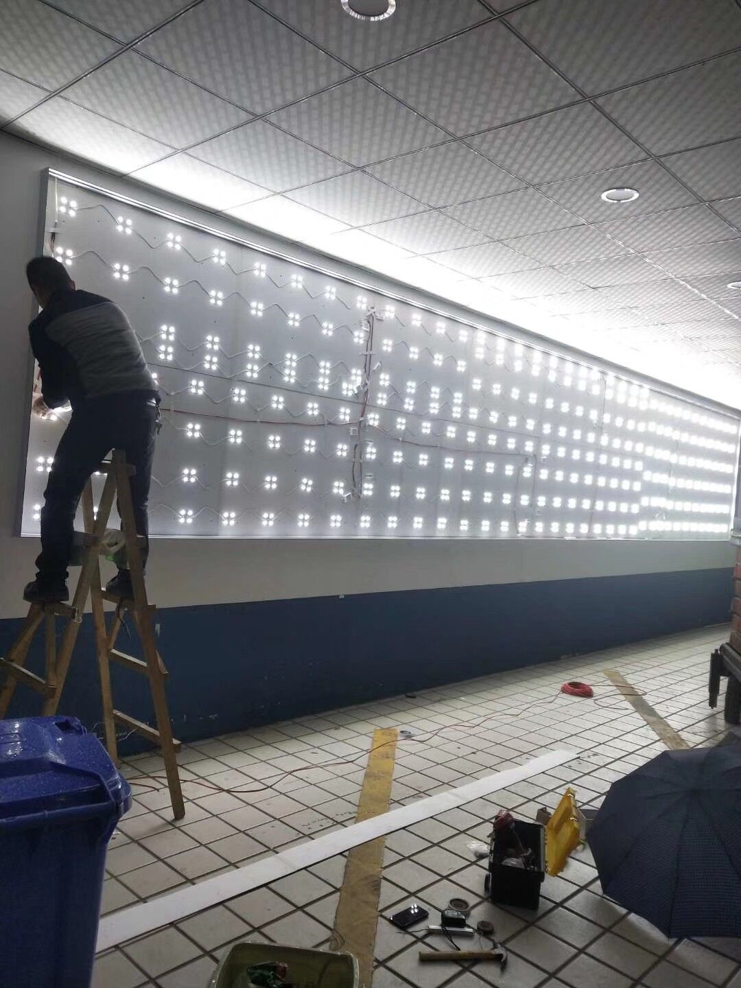 卡布灯箱可以悬挂在天花板上,也可以安装底座放在门口路边作宣传卡布