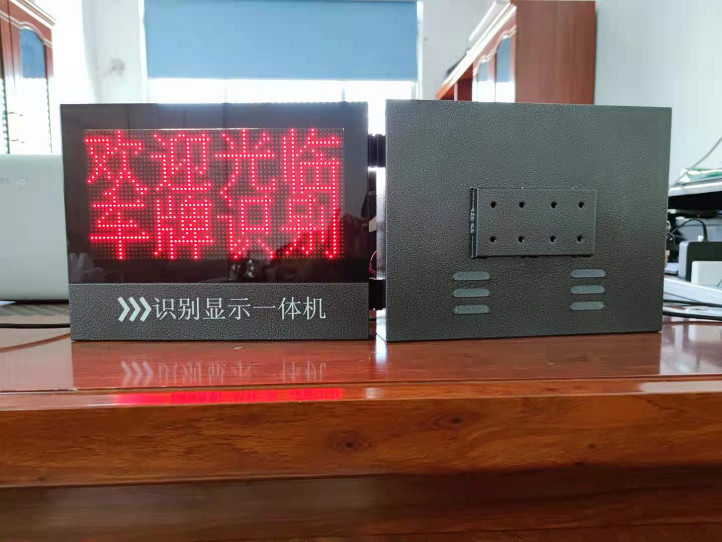 車牌識別屏2.jpg