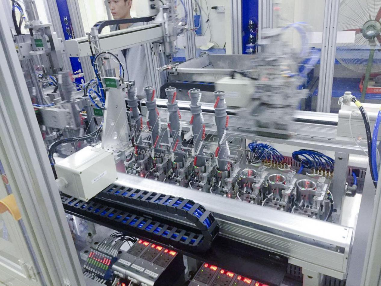 滚刷自动装配流水线采用人工上料,传输线传送至等待位,机械手自动抓取