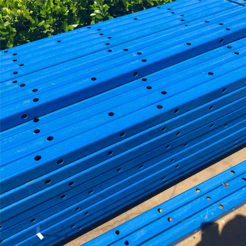 爬架设设备途径---摆放底座,设备导轨,组装水平桁架各部件---将横梁用