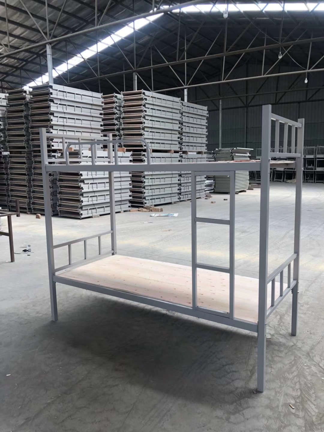 普通的高低床上下每层可以各住一个人,整个床分为四根立柱,两片床屉