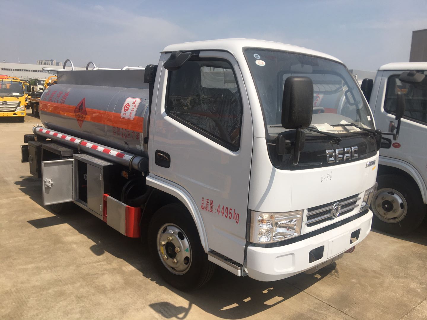 低价出售2吨5吨8吨10吨油罐车价格便宜质量好包上牌